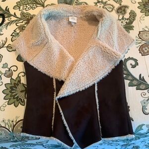 Knox Rose soft faux shearling and suede brown open vest, perfect for fall.